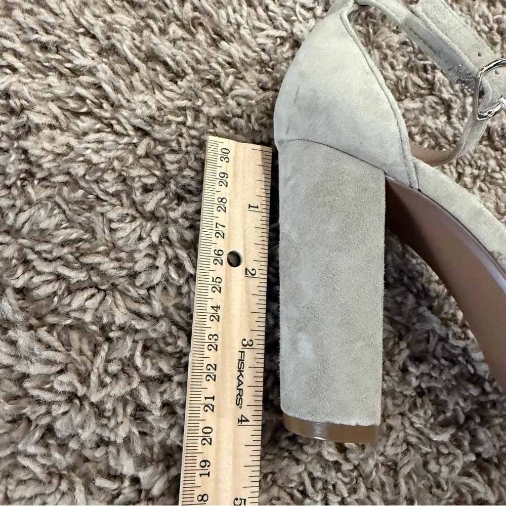 Steve Madden Carrson Sandals / Block Heels Size 7 in Grey/Taupe Suede Leather